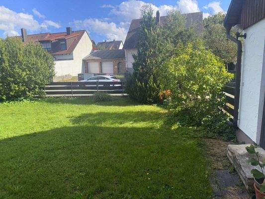 Vorgarten mit Zugang Garage