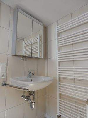 Becken und Spiegelschrank