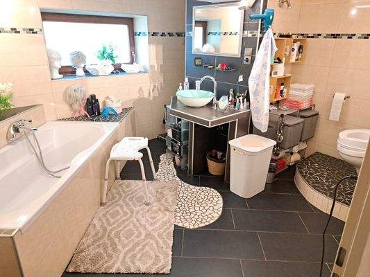 UG Einliegerwohnung Badezimmer.jpg