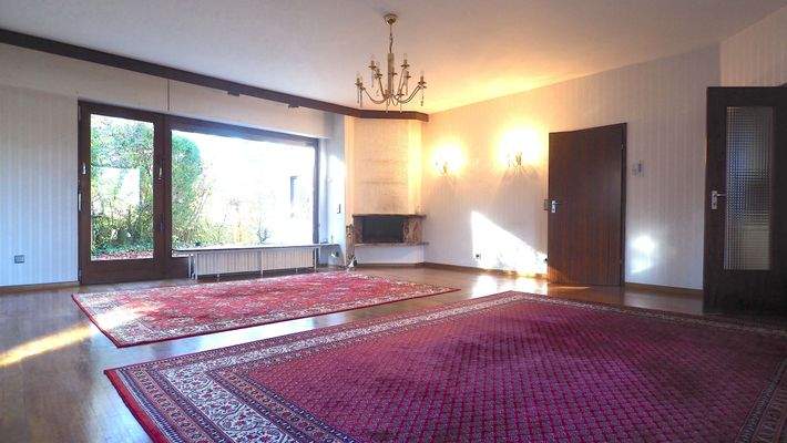 Wohnzimmer m. Kamin u. Terassenzugang..jpeg