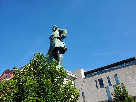 Händelstatue Marktplatz Halle-WINTERWOLF.jpg