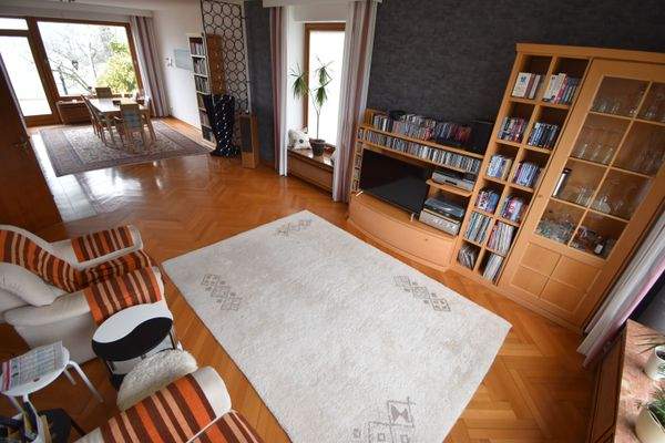 EG: Wohn-/Essraum - lichtdurchflutet mit PARKETT