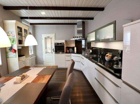 Küche mit viel Platz und geschackvoller Einrichtung