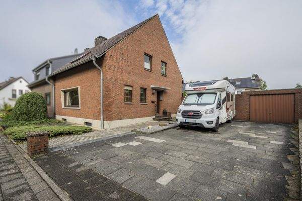 Breite Einfahrt mit Garage