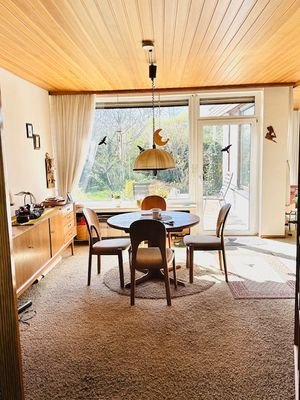 Blick vom Esstisch in den Garten