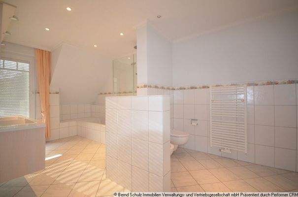 13 großes Bad (Bild 2021)