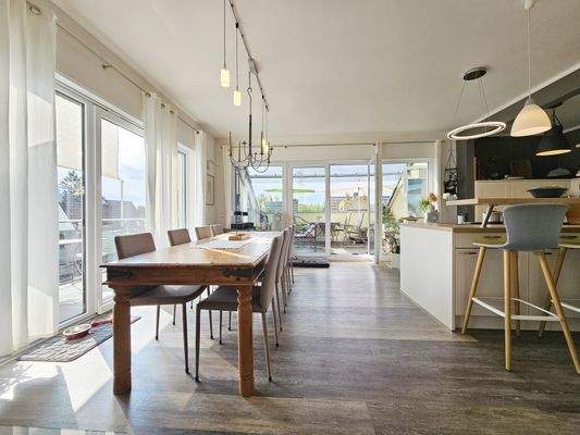 Lichtdurchfluteter Wohn-Essbereich