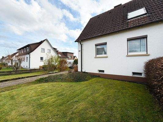 Der gepflegte Vorgarten verleiht dem Haus eine harmonische Wirkung