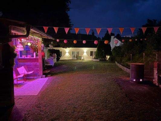 Gartenhütte bei Nacht