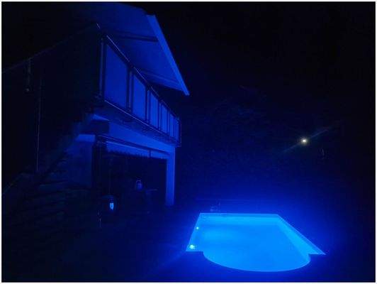 Beleuchteter Pool bei Nacht