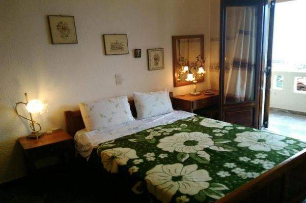 Kreta, Ammoudara: Haus mit 3 Wohnungen in Meeresnähe zu verkaufen