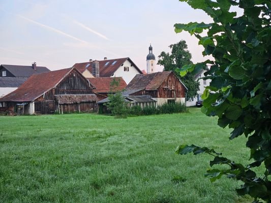 Wohnhaus, Nebengebäude mit Blick zur Kirche