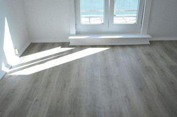 Moderner, neuwertiger Laminatfußboden