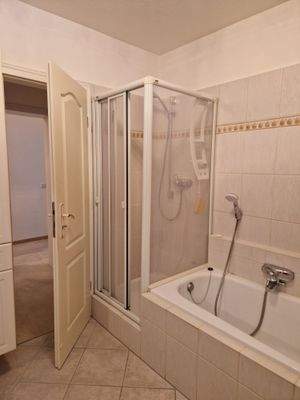 Dusch- u. Wannenbad EG-Whg.