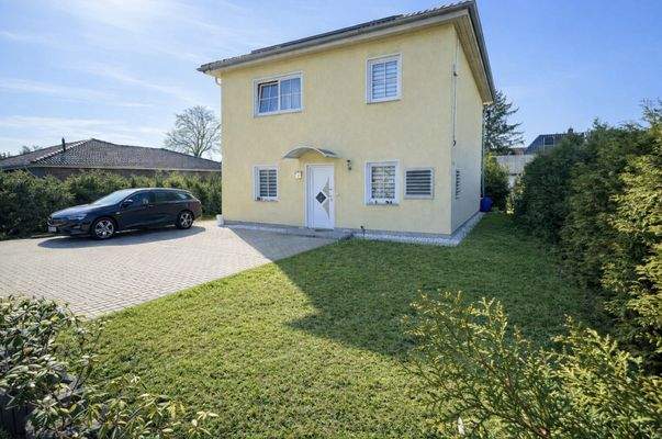 Frontansicht zur Stadtvilla