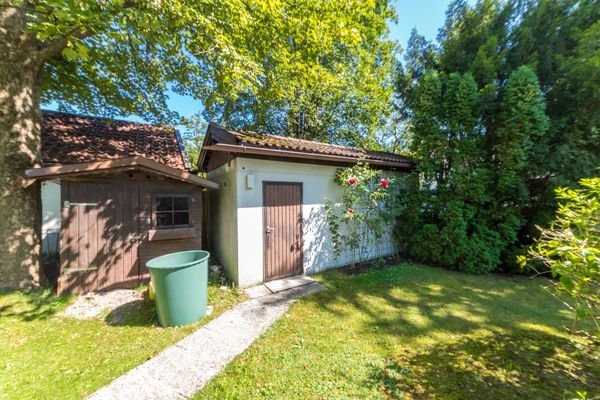 Gartenhaus und Garage