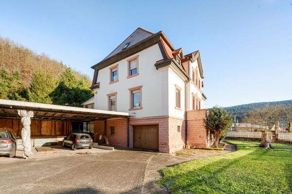 Garage und Stellplätze