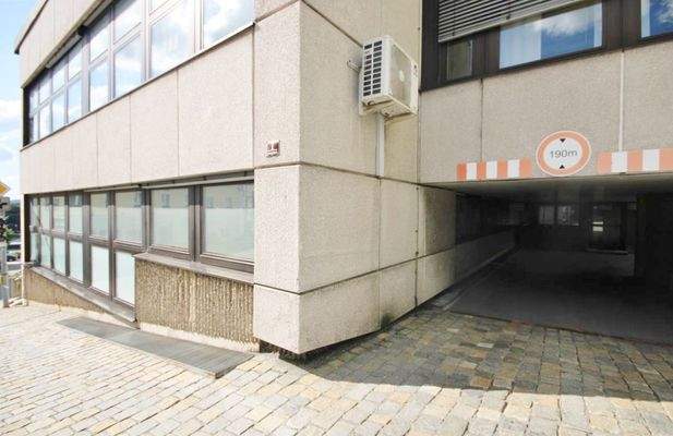 Hausansicht mit Zufahrt in den Innenhof