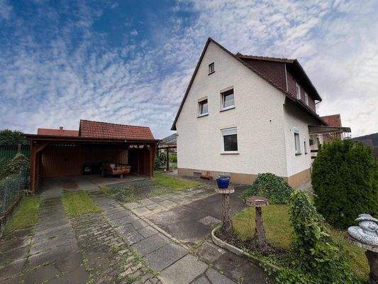 Seitenansicht und Carport