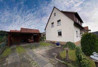 Seitenansicht und Carport