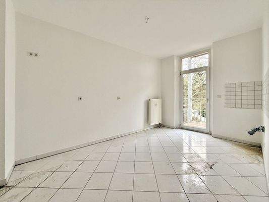 Küche mit Balkonzugang