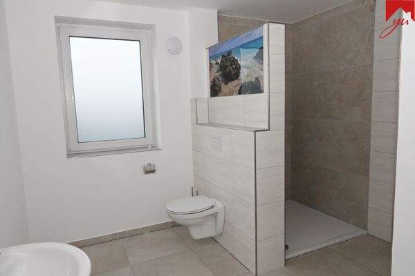 Badezimmer mit Dusche