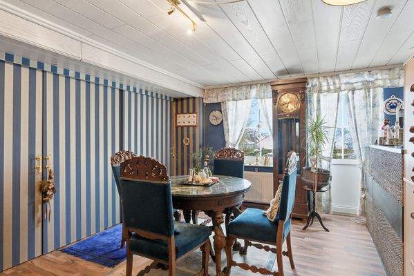 Großzügige Küche mit angeschlossenem Essbereich