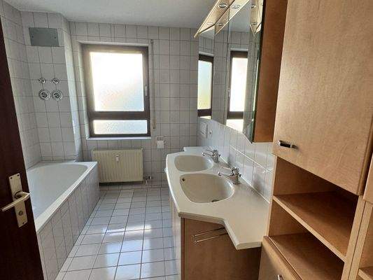 Tageslichtbad mit Dusche und Wanne