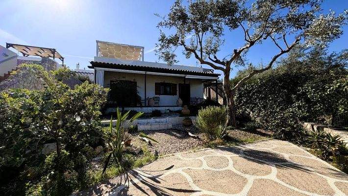 Kreta, Apokoronas: Wunderschönes 2-Schlafzimmer-Haus mit Meerblick, Garten und Dachterrasse in Plaka bei Chania