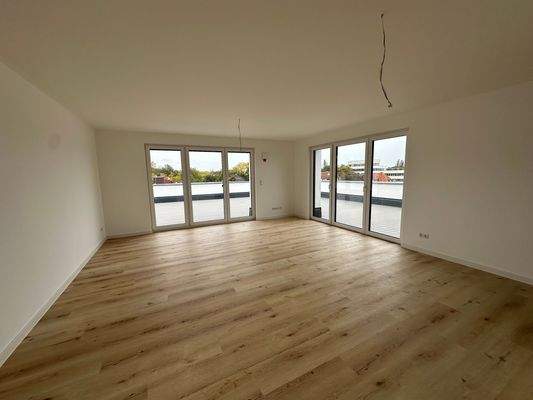 Helles Wohnzimmer mit Balkon