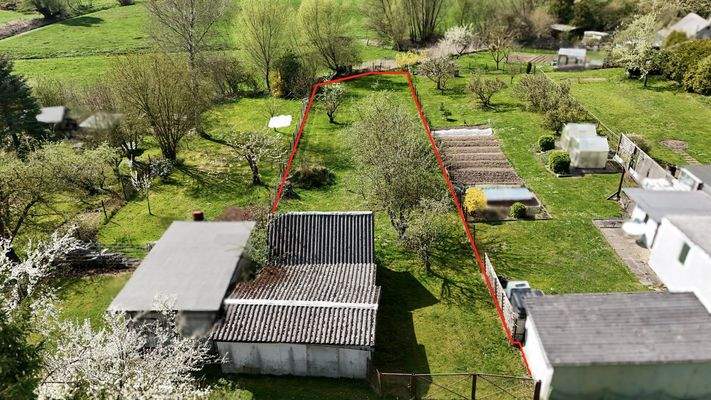 Grundstück (Straßenansicht)