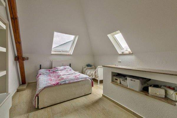 Schlafzimmer im Dachgeschoss mit Dachfenstern