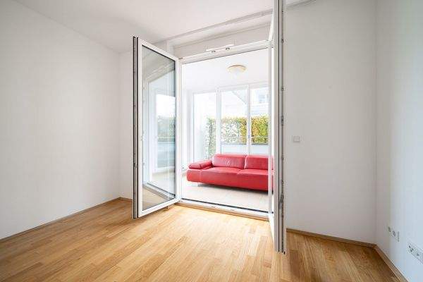 Kinderzimmer/Büro mit Zugang Wintergarten