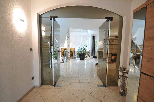 Blick in den eindrucksvollen Luftraum des Erdgeschosses