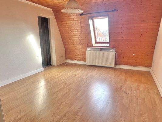 WE4 Wohnzimmer mit Zugang zu Küche und Bad