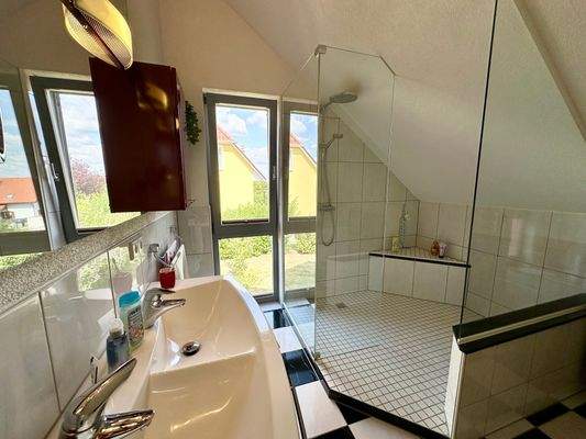 hochwertiges Bad im Obergeschoss