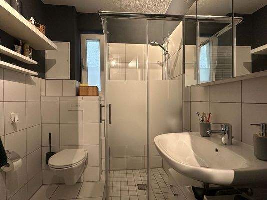 schickes Bad mit Fensterlüftung u. bodentiefer Dusche