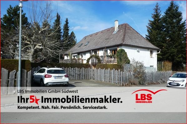 Außenansicht mit Stellplätzen