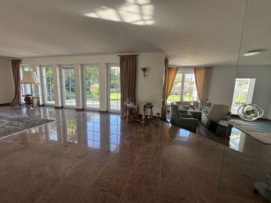 Wohnzimmer, rechts mit Kaminecke