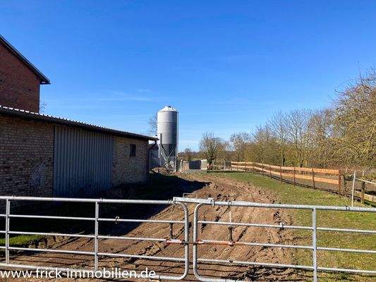 015-Weg zum Maststall.JPG