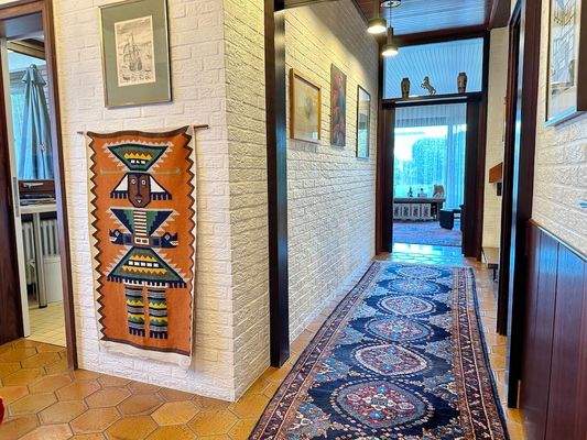 Einladend + repräsentativ.