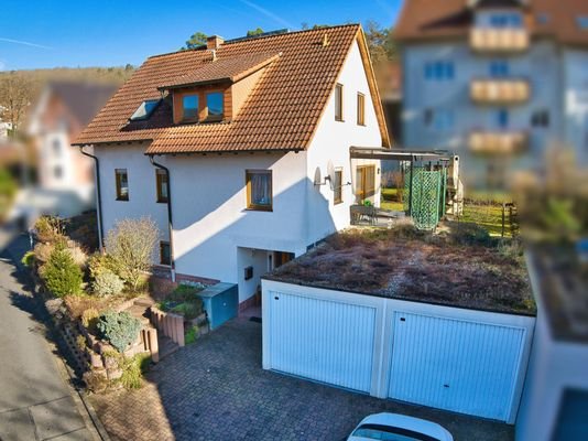 Ansicht mit Garage