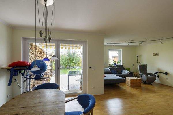 Wohn- Essbereich mit Zugang in den Garten