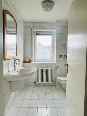 Badezimmer mit Fenster (Duschkabine hinter Tür; zugehörig zur 2-Zi-Whg)