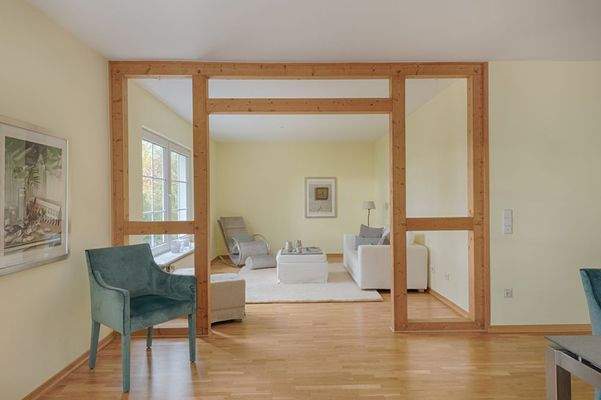 Blick in das Esszimmer &amp; mit schönem Wohnzimmer