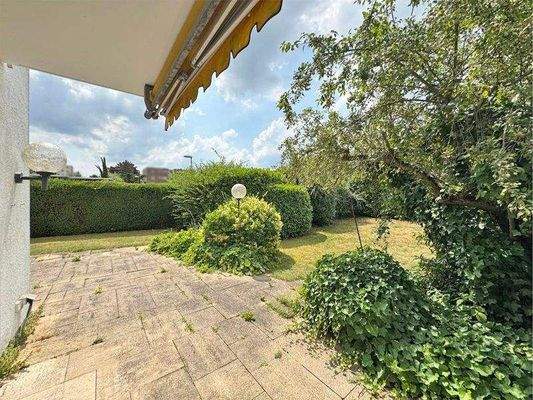 weitere Terrasse neben dem Haus