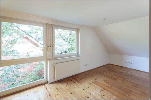 Im 1. OG bieten sich 3 weitere Schlaf- bzw. Kinderzimmer an 