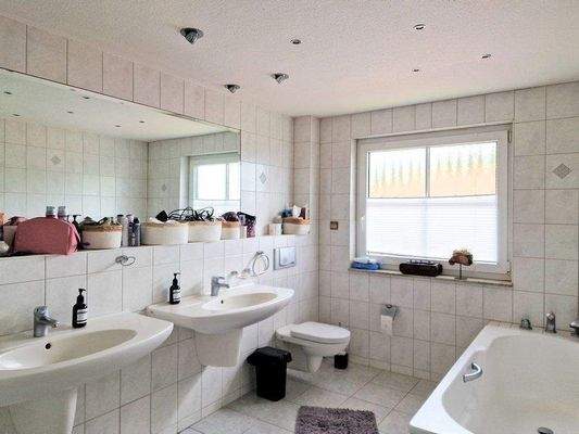 Bad mit Wanne und Dusche im OG