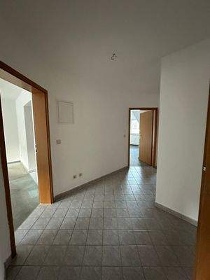 Leerer Flur mit Türen