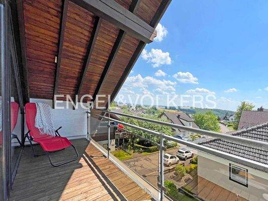 DG: Loggia mit Edelstahlgeländer und Fernblick
